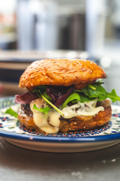 5-Elemente-Burger mit Dinkelbr&ouml;tchen, Rinderhack, Mirabellen-Ketchup, K&auml;se und Zwiebel-Senfsauce.