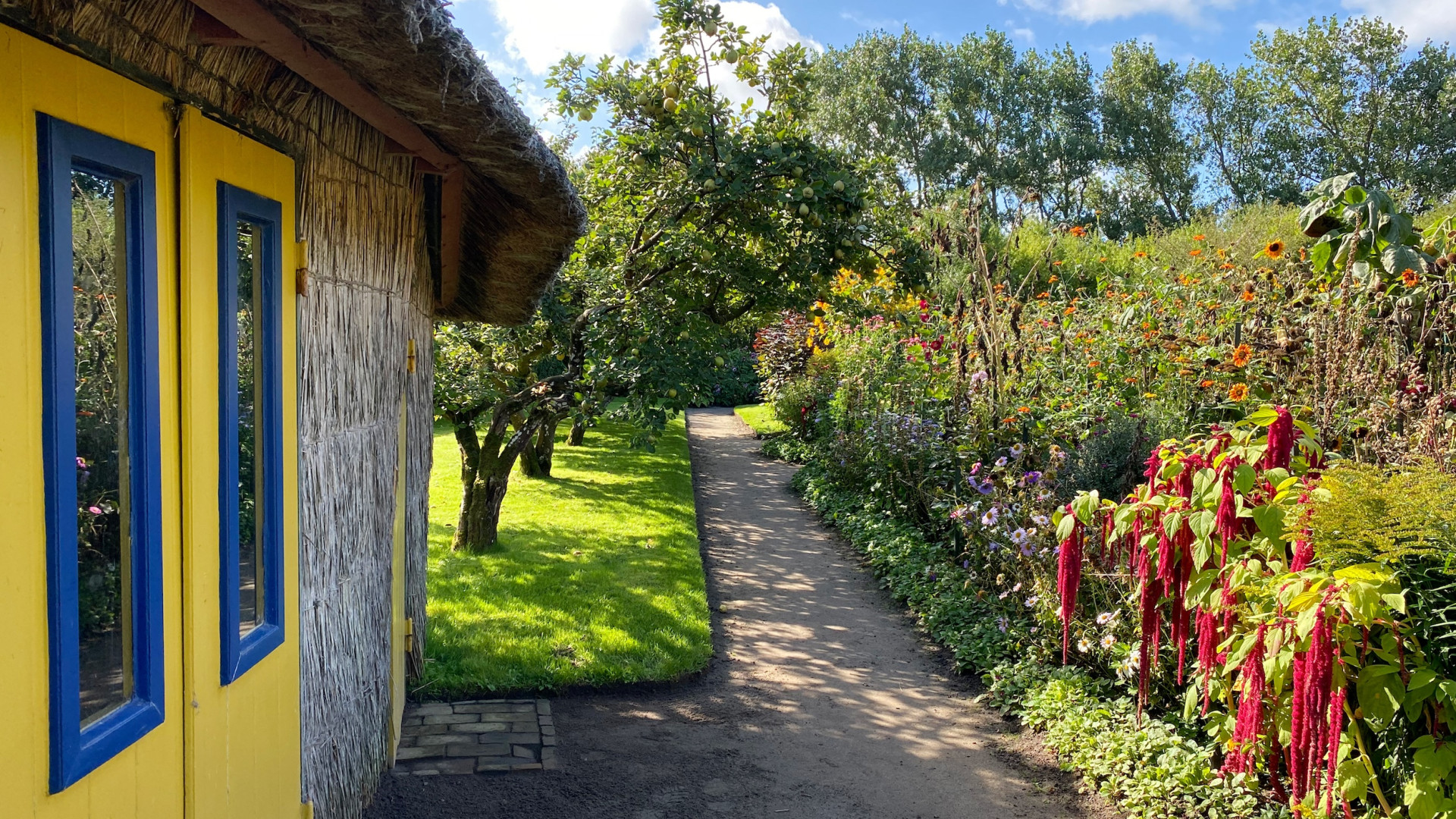 Blühender Nolde-Garten mit dem Gartenhaus Seebüllchen im Vordergrund.