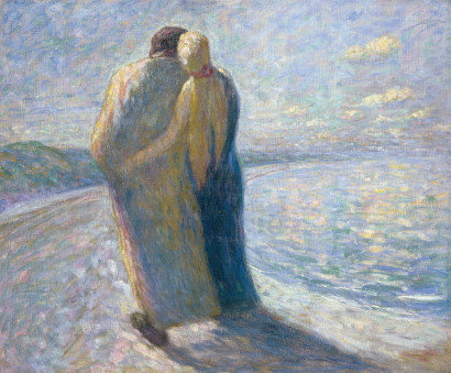 Zwei Menschen stehen eng umschlungen am Ufer eines Strandes. Im Hintergrund sind sanfte gr&uuml;ne H&uuml;gel sowie ein hellblauer Himmel mit wenigen Wolken zu sehen.