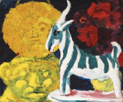 Wei&szlig;-schwarz gestreifte Ziege vor roten Blumen, gelber Sonne und einem gelben, affen&auml;hnlichen Gesicht.