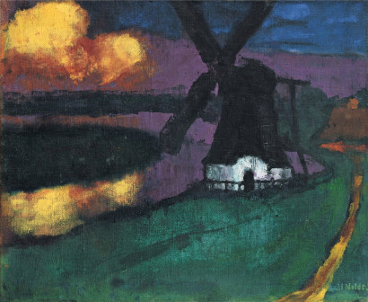 Schwarz-wei&szlig;e M&uuml;hle am Wasser neben einem Reetdachhaus auf gr&uuml;nem Grasland, dar&uuml;ber ein violetter Himmel, der sich im Wasser spiegelt.