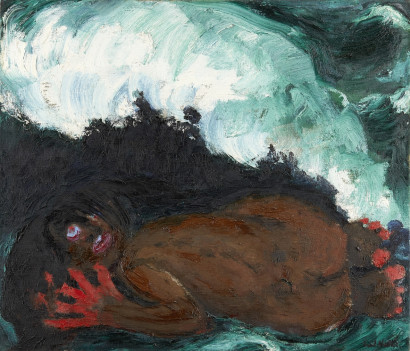 Groteske braune Figur mit roten Fingern und Zehen liegt in tosenden Wellen mit hellem Schaum.