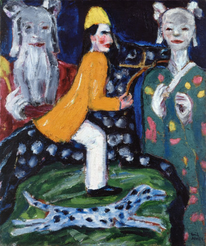 Reiter auf schwarzem, wei&szlig; gepunktetem Pferd mit wei&szlig;em, schwarz gepunktetem Hund darunter; flankiert von einer Frau und einem Mann in Kimonos mit hellen Gesichtern vor dunkelblauem Hintergrund.