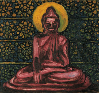 R&ouml;tliche Buddhafigur mit gelbem Heiligenschein, vor einem dunklen Hintergrund mit gelblichen, tapetenartigen Blumenmustern.