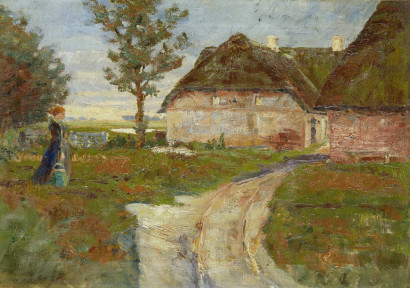 Reetgedeckter Dreikanthof, zu dem ein Sandweg f&uuml;hrt, umgeben von Gr&uuml;nfl&auml;chen und B&auml;umen; eine Frau geht mit einem Eimer oder Milchkanne &uuml;ber den Rasen auf den Hof zu.