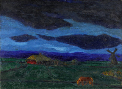 Rotes Reetdachhaus in dunkelgr&uuml;ner Landschaft mit M&uuml;hle und Pferd unter einem dunkelblauen, wolkenverhangenen Himmel.