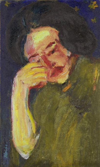 Portr&auml;t einer dunkelhaarigen Frau mit khakifarbenem Oberteil, den Kopf leicht seitlich geneigt und die rechte Hand an der Wange; dunkler blauer Hintergrund.