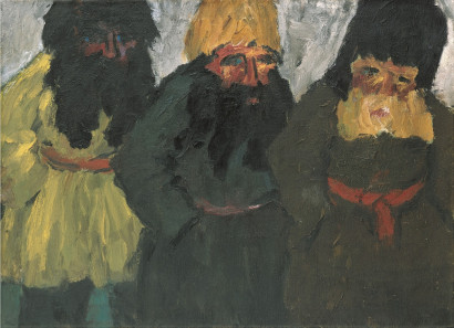 Drei b&auml;rtige M&auml;nner in warmen Jacken, mit G&uuml;rteln und gro&szlig;en M&uuml;tzen, stehen nebeneinander.