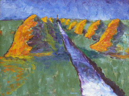 Ein langer Sielzug, an dessen Ufern auf beiden Seiten gelb-orange Heudiemen auf gr&uuml;nem Gras stehen, unter blauem Himmel.