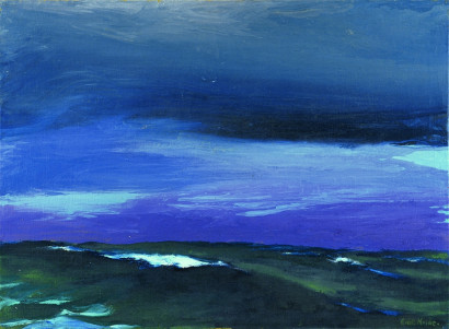 Dunkles Meer mit wei&szlig;en Schaumkronen unter einem blau-lila Himmel mit vereinzelten Wolken.