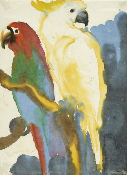 Zwei farbige Papageien auf &Auml;sten &ndash; der linke rot-gr&uuml;n-blau, der rechte wei&szlig;-gelb &ndash; vor hellem gelb-blauem Hintergrund.