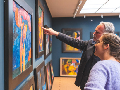 Direktor Dr. Christian Ring erl&auml;utert einer Besucherin ein Gem&auml;lde von Emil Nolde im Bildersaal.